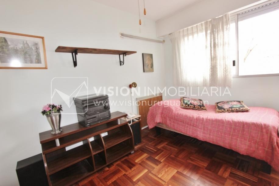 Acogedor apartamento en Pocitos, 3 dormitorios y 2 baños, cocina definida, todo al frente.-25