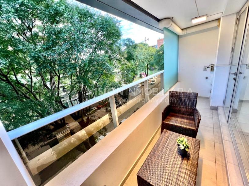 Apartamento en Venta en Pocitos / Punta Carretas.  Bajó de Precio!!  2 Dormitorios, uno en Suite con Vestidor.  2 Baños, Balcón, terminaciones Premium.  Se vende Amueblado. Tiene cómodo Garaje para 1 auto.  Piso 4 al frente.  Amenities: Barbacoa y Gy-10