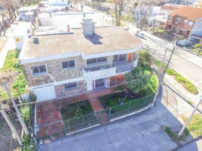 Casa en Venta de 3 Dormitorios, 2 Baños, Garaje, Jardín y Patio. 130 m2 construidos en Propiedad Horizontal -padrón de 290 m2-, en Malvín Sur a 50 mts. de Plaza Italia. U$ 220.000