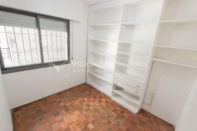Apto Pocitos esq. Rambla, 3 Dorm 2 Baños, Cocina definida, 2do Piso al Frente, Garaje.