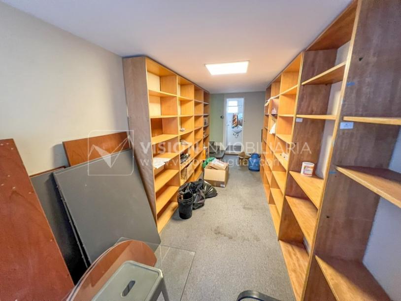 Oportunidad de Inversión: Venta de Mansión de 1905 de prestancia Señorial. Son 676 m2 en 2 plantas. Inmaculada, gran nivel. Amueblada. Ciudad Vieja. Terreno de 393 m2. Fachada de 10,5 mts. por calle Misiones. Protección Patrimonial grado 3 - U$ 507.1-62