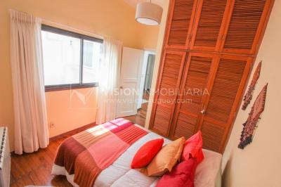 Casa inmaculada, reciclaje gran nivel, diseño y confort, Padrón Único, Punta Carretas; 3 dorm y 3 baños, barbacoa cerrada y terraza al frente, patio interior, 202 m2 construidos. A 20 mts. de Rambla, vista lateral al mar.