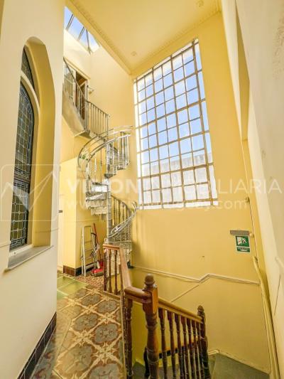 Oportunidad de Inversión: Venta de Mansión de 1905 de prestancia Señorial. Son 676 m2 en 2 plantas. Inmaculada, gran nivel. Amueblada. Ciudad Vieja. Terreno de 393 m2. Fachada de 10,5 mts. por calle Misiones. Protección Patrimonial grado 3 - U$ 507.1