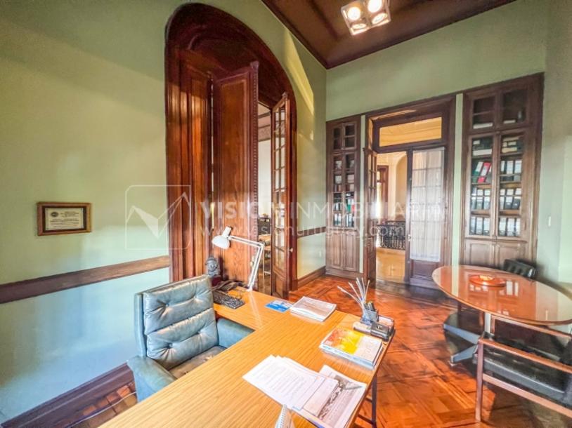 Venta de Palacete: Mansión señorial de 1913 de 690 m2 interiores y 224 de terrazas; 4 plantas, una reciclada inmaculada de gran nivel, completamente Amueblada. Ciudad Vieja. Inversión: U$ 400.000 dólares-44