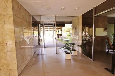 Apartamento en piso alto, 2 dorm. y servicio, muy amplios ambientes 118m2 con amenities y gran confort.