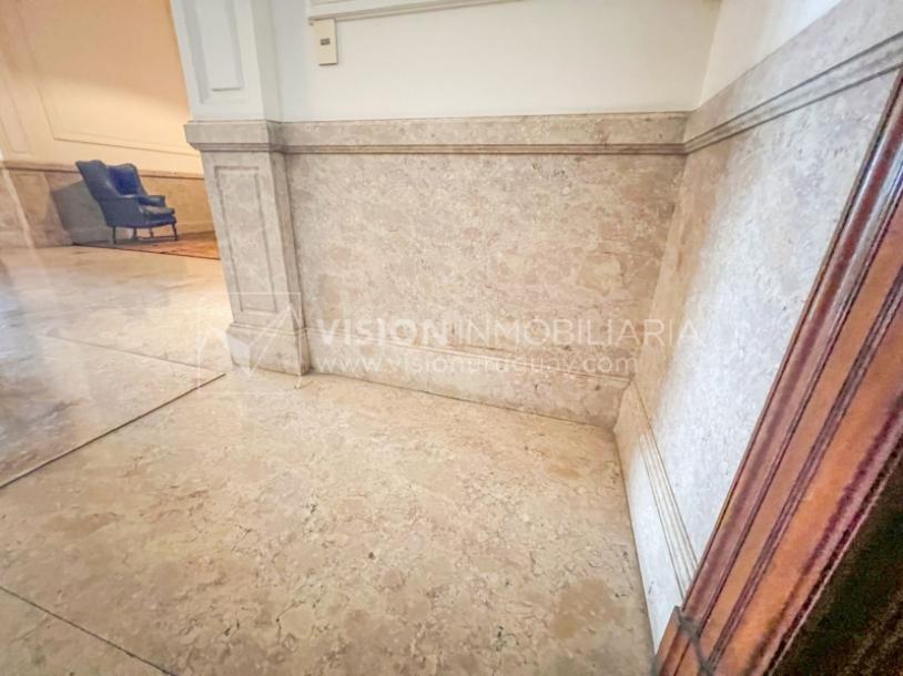 Venta de Palacete: Mansión señorial de 1913 de 690 m2 interiores y 224 de terrazas; 4 plantas, una reciclada inmaculada de gran nivel, completamente Amueblada. Ciudad Vieja. Inversión: U$ 400.000 dólares-14