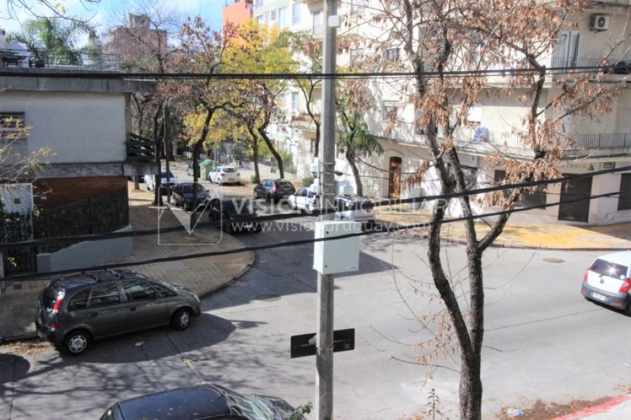 Padrón único de 641m2 en Pocitos con Casa de 13 ambientes, 302m2 construidos.-50