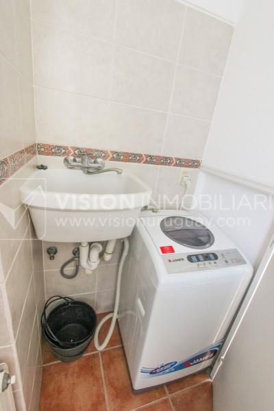 Casa inmaculada, reciclaje gran nivel, diseño y confort, Padrón Único, Punta Carretas; 3 dorm y 3 baños, barbacoa cerrada y terraza al frente, patio interior, 202 m2 construidos. A 20 mts. de Rambla, vista lateral al mar.