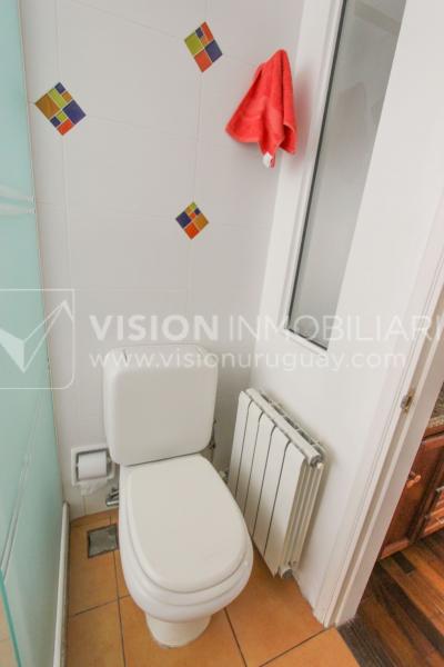 Casa inmaculada, reciclaje gran nivel, diseño y confort, Padrón Único, Punta Carretas; 3 dorm y 3 baños, barbacoa cerrada y terraza al frente, patio interior, 202 m2 construidos. A 20 mts. de Rambla, vista lateral al mar.