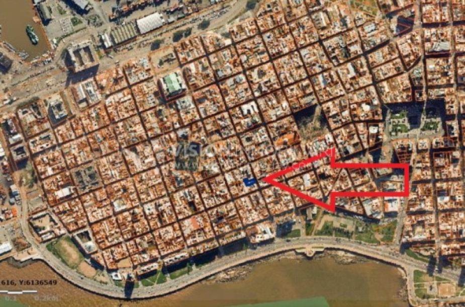 Oportunidad de Inversión: Venta de Mansión de 1905 de prestancia Señorial. Son 676 m2 en 2 plantas. Inmaculada, gran nivel. Amueblada. Ciudad Vieja. Terreno de 393 m2. Fachada de 10,5 mts. por calle Misiones. Protección Patrimonial grado 3 - U$ 507.1-103