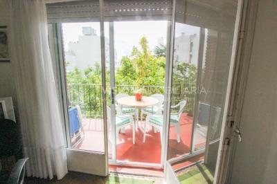 Apartamento en Pocitos, 2 dormitorios y 1 baño, Al Frente, 400 mts de Rambla, con Estufa a Leña y con Balcón - U$ 175.000