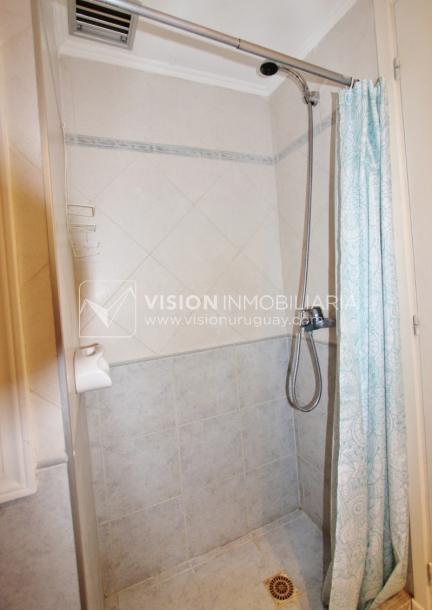 Apartamento-Monoambiente equipado, 25 m2, frente al Punta Carretas Shopping.-17