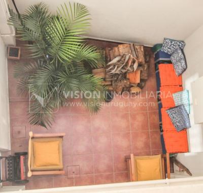 Casa inmaculada, reciclaje gran nivel, diseño y confort, Padrón Único, Punta Carretas; 3 dorm y 3 baños, barbacoa cerrada y terraza al frente, patio interior, 202 m2 construidos. A 20 mts. de Rambla, vista lateral al mar.