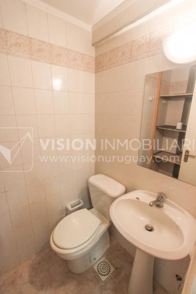 Alquiler de Oficina doble 5to Piso al Frente, 60m2 dos entradas dos baños, Pza Independencia esq Juncal Centro Ciudad Vieja