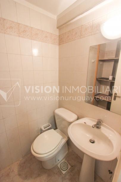 Alquiler de Oficina doble 5to Piso al Frente, 60m2 dos entradas dos baños, Pza Independencia esq Juncal Centro Ciudad Vieja-7