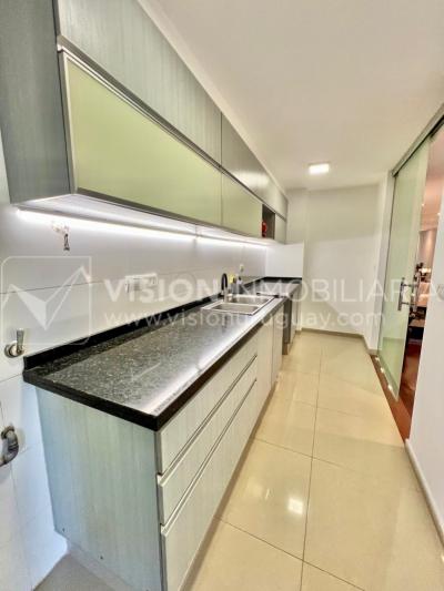 Apartamento en Venta en Pocitos / Punta Carretas.  Bajó de Precio!!  2 Dormitorios, uno en Suite con Vestidor.  2 Baños, Balcón, terminaciones Premium.  Se vende Amueblado. Tiene cómodo Garaje para 1 auto.  Piso 4 al frente.  Amenities: Barbacoa y Gy