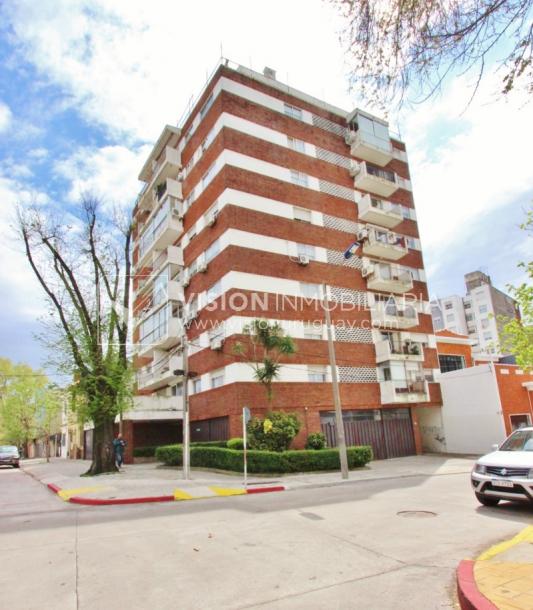 Acogedor apartamento en Pocitos, 3 dormitorios y 2 baños, cocina definida, todo al frente.-45