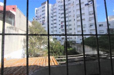 Padrón único de 641m2 en Pocitos con Casa de 13 ambientes, 302m2 construidos.