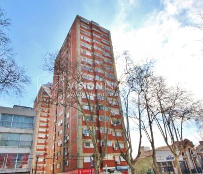 Apartamento con Renta al frente sobre Av. 8 de Octubre casi Propios, en 5to Piso, 3 dormitorios y 1 baño, impecable