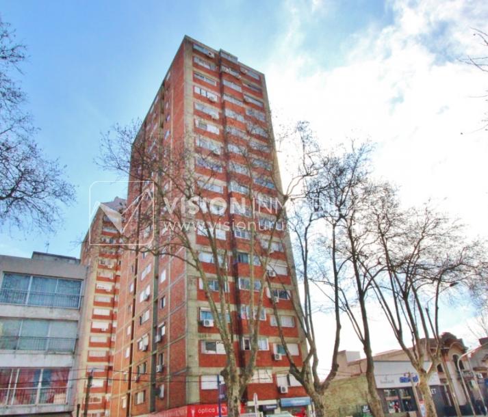 Apartamento con Renta al frente sobre Av. 8 de Octubre casi Propios, en 5to Piso, 3 dormitorios y 1 baño, impecable-54