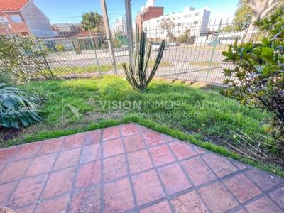 Casa en Venta de 3 Dormitorios, 2 Baños, Garaje, Jardín y Patio. 130 m2 construidos en Propiedad Horizontal -padrón de 290 m2-, en Malvín Sur a 50 mts. de Plaza Italia. U$ 220.000