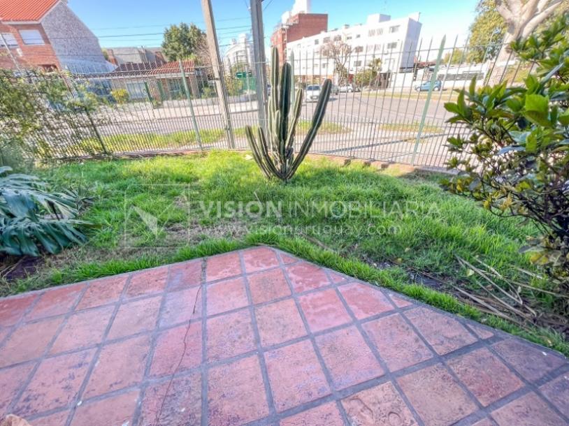 Casa en Venta de 3 Dormitorios, 2 Baños, Garaje, Jardín y Patio. 130 m2 construidos en Propiedad Horizontal -padrón de 290 m2-, en Malvín Sur a 50 mts. de Plaza Italia. U$ 220.000-25