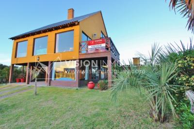 Espectacular Casa en Punta del Diablo a pasos del mar; piscina climatizada, barbacoa, chillout.