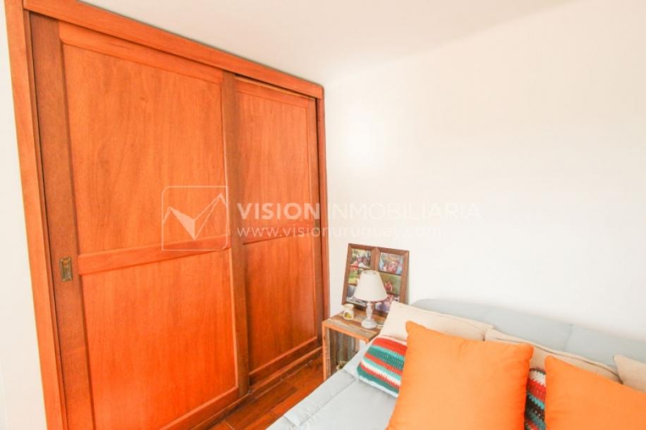 Casa inmaculada, reciclaje gran nivel, diseño y confort, Padrón Único, Punta Carretas; 3 dorm y 3 baños, barbacoa cerrada y terraza al frente, patio interior, 202 m2 construidos. A 20 mts. de Rambla, vista lateral al mar.-89