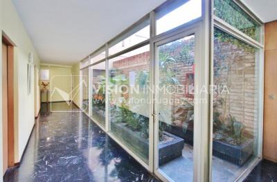 Excelente Apartamento en Pocitos, Pagola casi Rambla; 3 dormitorios y 2 baños, cocina definida. Con Garaje.