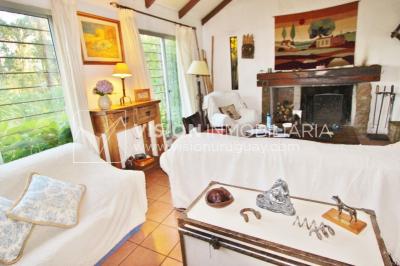 Chacra de 15 hás con el confort de hermosa casa reciclada, barbacoa y piscina climatizada.