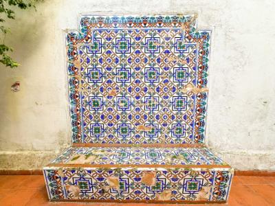 Oportunidad de Inversión: Venta de Mansión de 1905 de prestancia Señorial. Son 676 m2 en 2 plantas. Inmaculada, gran nivel. Amueblada. Ciudad Vieja. Terreno de 393 m2. Fachada de 10,5 mts. por calle Misiones. Protección Patrimonial grado 3 - U$ 507.1