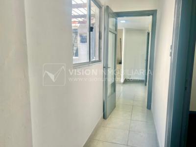Apartamento Duplex en Venta ideal Renta. Al frente, 4 Dormitorios y 2 Baños, La Unión sobre Av. 8 de Octubre, Piso 1 por escalera, reciclado, impecable para entrar ya. 204 m2 totales 111 m2 interiores + 93 m2 Terrazas. Parrillero.