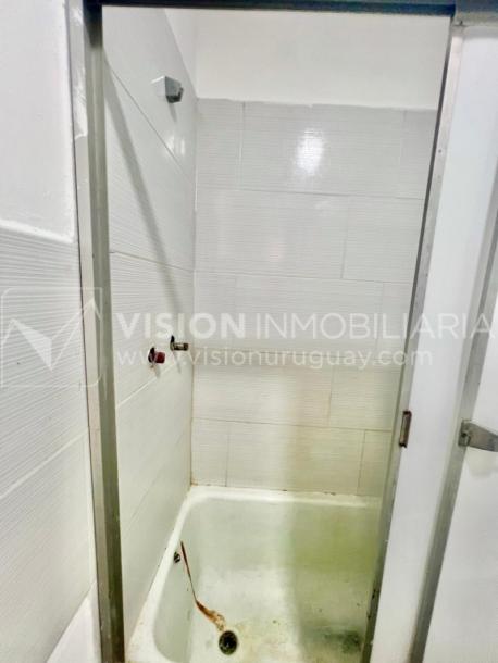 Apartamento Duplex en Venta ideal Renta. Al frente, 4 Dormitorios y 2 Baños, La Unión sobre Av. 8 de Octubre, Piso 1 por escalera, reciclado, impecable para entrar ya. 204 m2 totales 111 m2 interiores + 93 m2 Terrazas. Parrillero.-32