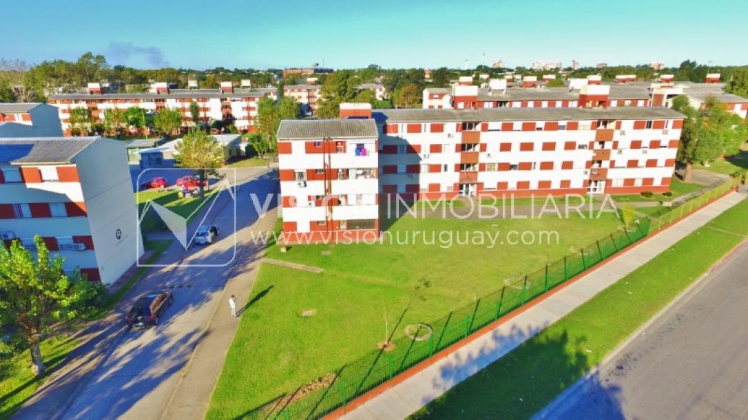 Apartamento de 2 dormitorios y 1 baño, Villa Española, 2do piso.-0
