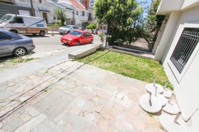 Padrón Único de 280 m2 en Punta Carretas a 50 mts. de Rambla. 132 m2 construidos. Ideal para proyectar su casa, edificio de 3 o 4 pisos, empresa, local gastronómico o restaurante, clínica, instituto u otro. Originalmente 2 dorm y 2 baños, garaje, pat