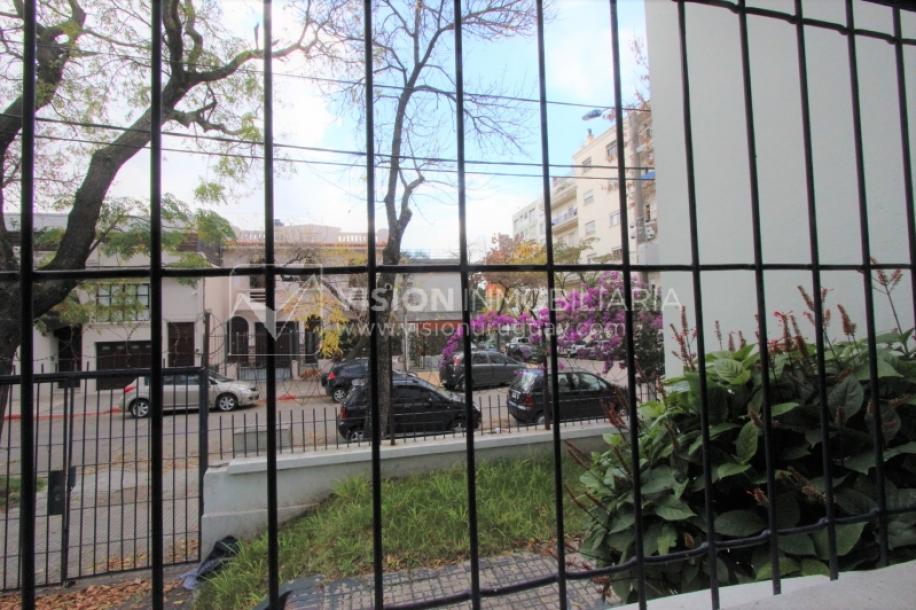 Padrón único de 641m2 en Pocitos con Casa de 13 ambientes, 302m2 construidos.-24