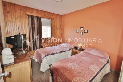 Apartamento de 2 dormitorios y 1 baño, Villa Española, 2do piso.