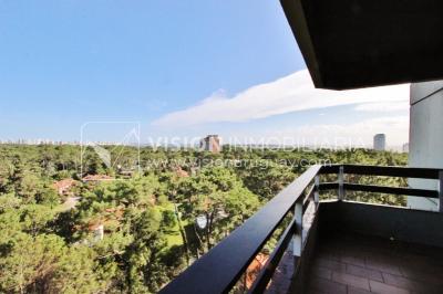 Apartamento en piso alto, 2 dorm. y servicio, muy amplios ambientes 118m2 con amenities y gran confort.