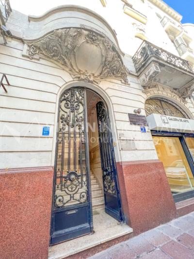 Venta de Palacete: Mansión señorial de 1913 de 690 m2 interiores y 224 de terrazas; 4 plantas, una reciclada inmaculada de gran nivel, completamente Amueblada. Ciudad Vieja. Inversión: U$ 400.000 dólares
