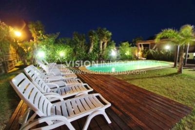 Espectacular Casa en Punta del Diablo a pasos del mar; piscina climatizada, barbacoa, chillout.