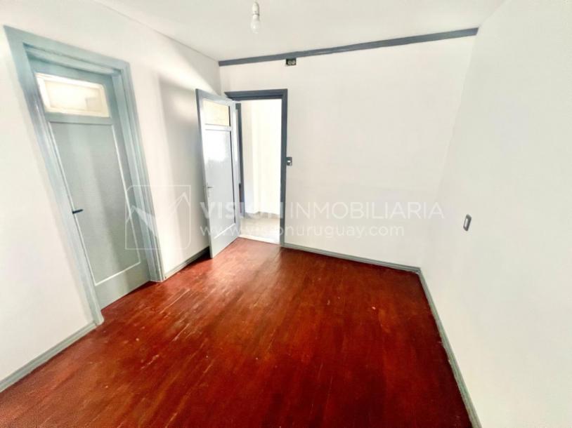 Apartamento Duplex en Venta ideal Renta. Al frente, 4 Dormitorios y 2 Baños, La Unión sobre Av. 8 de Octubre, Piso 1 por escalera, reciclado, impecable para entrar ya. 204 m2 totales 111 m2 interiores + 93 m2 Terrazas. Parrillero.-20