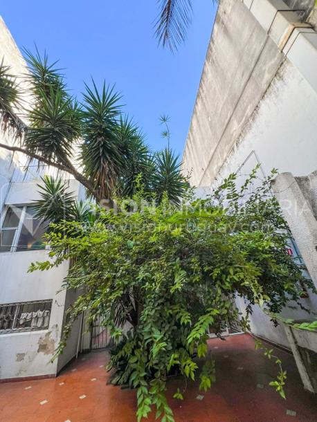 Oportunidad de Inversión: Venta de Mansión de 1905 de prestancia Señorial. Son 676 m2 en 2 plantas. Inmaculada, gran nivel. Amueblada. Ciudad Vieja. Terreno de 393 m2. Fachada de 10,5 mts. por calle Misiones. Protección Patrimonial grado 3 - U$ 507.1-78