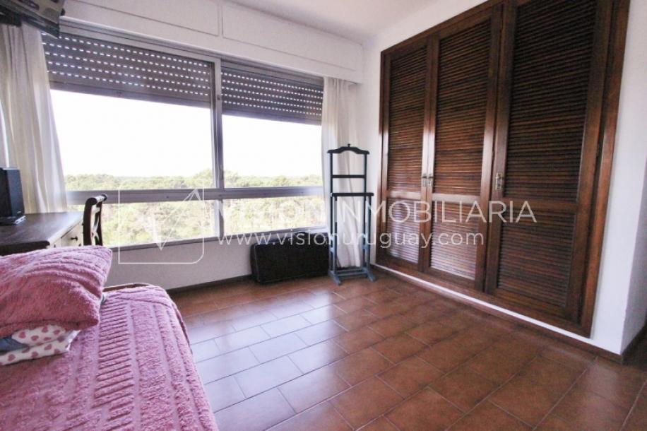 Apartamento en piso alto, 2 dorm. y servicio, muy amplios ambientes 118m2 con amenities y gran confort.-45