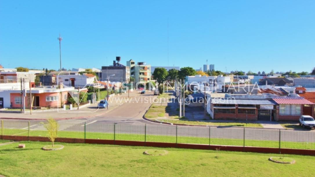 Apartamento de 2 dormitorios y 1 baño, Villa Española, 2do piso.-13