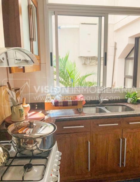 Casa inmaculada, reciclaje gran nivel, diseño y confort, Padrón Único, Punta Carretas; 3 dorm y 3 baños, barbacoa cerrada y terraza al frente, patio interior, 202 m2 construidos. A 20 mts. de Rambla, vista lateral al mar.-19