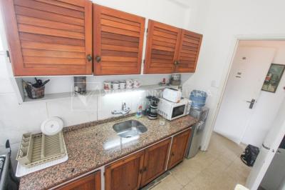 Apartamento en Pocitos, 2 dormitorios y 1 baño, Al Frente, 400 mts de Rambla, con Estufa a Leña y con Balcón - U$ 175.000