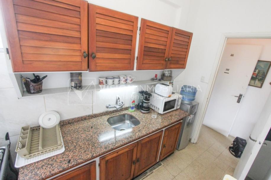 Apartamento en Pocitos, 2 dormitorios y 1 baño, Al Frente, 400 mts de Rambla, con Estufa a Leña y con Balcón - U$ 175.000-15