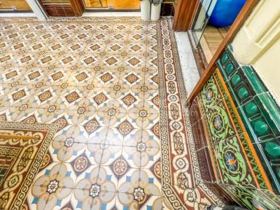 Oportunidad de Inversión: Venta de Mansión de 1905 de prestancia Señorial. Son 676 m2 en 2 plantas. Inmaculada, gran nivel. Amueblada. Ciudad Vieja. Terreno de 393 m2. Fachada de 10,5 mts. por calle Misiones. Protección Patrimonial grado 3 - U$ 507.1