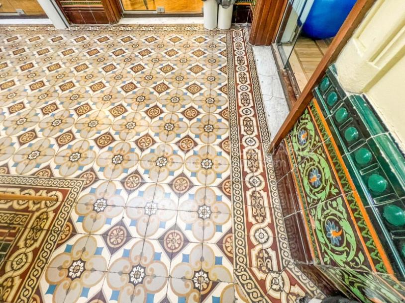 Oportunidad de Inversión: Venta de Mansión de 1905 de prestancia Señorial. Son 676 m2 en 2 plantas. Inmaculada, gran nivel. Amueblada. Ciudad Vieja. Terreno de 393 m2. Fachada de 10,5 mts. por calle Misiones. Protección Patrimonial grado 3 - U$ 507.1-40