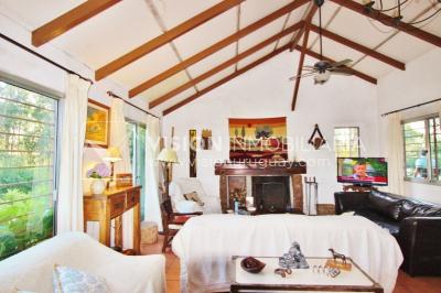 Chacra de 15 hás con el confort de hermosa casa reciclada, barbacoa y piscina climatizada.